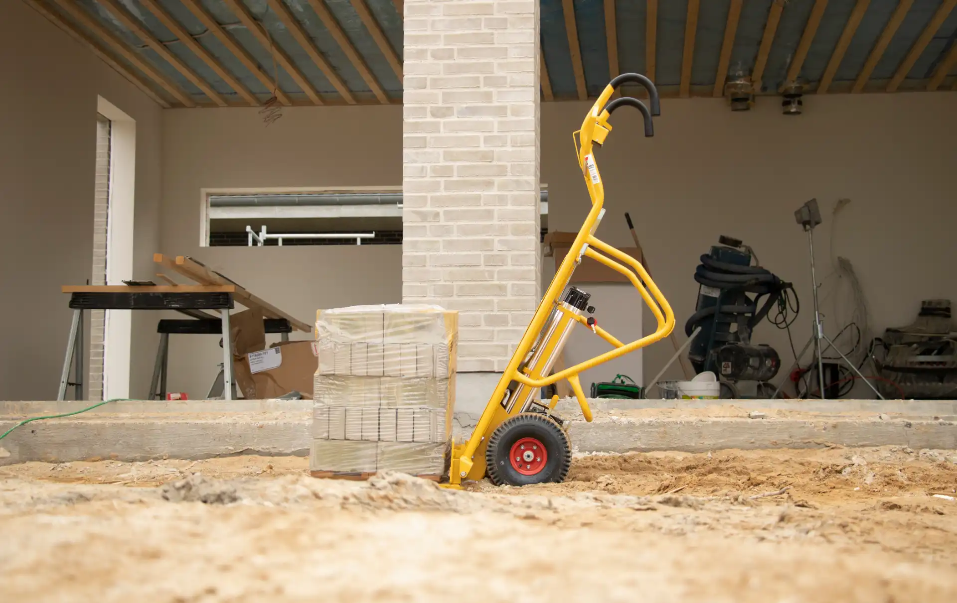 Diable électrique Ravendo en utilisation sur un chantier