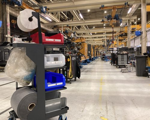 Chariot de tri en situation usine Chariot de tri sur-mesure en situation d'utilisation dans une usine